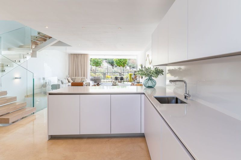 Foto f8ef7f49-d8a8-443a-8ed3-6abf223dcfdc. Casa adossada amb aparcament a Río Real Marbella