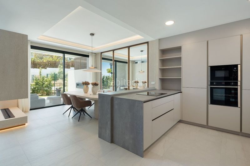 Foto ed2ba266-8d4d-4423-848e-34d79c127469. Casa adosada en Río Real Marbella