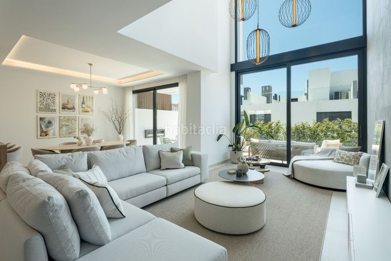 Foto b1ec32e1-98be-4f43-ba68-0387b62db9a5. Casa adossada a Río Real Marbella