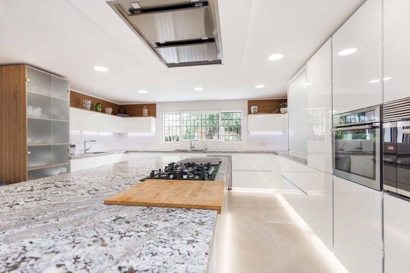 Foto 06e2baa2-ca10-4b79-9ff7-5e4ddb1ebee3. Casa adossada amb aparcament a Río Real Marbella