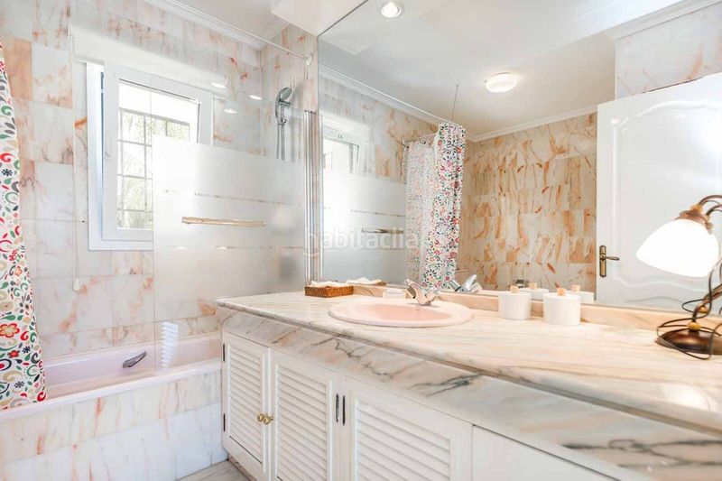 Foto 71fa7d1b-1a99-4bc3-a5e6-dabffc74b9bb. Casa adossada amb aparcament a Río Real Marbella