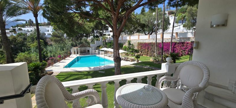 Foto d12eff71-1d8b-412f-8ea6-6324b56e67ce. Casa adossada amb aparcament a Río Real Marbella