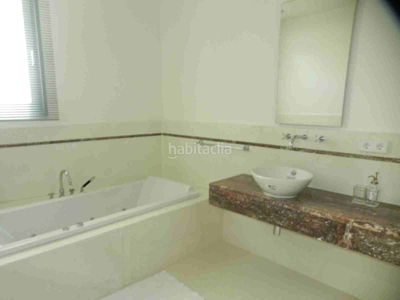 Foto 7cb100f7-275f-4482-84af-77701044232b. Casa adossada amb aparcament a Sierra Blanca Marbella