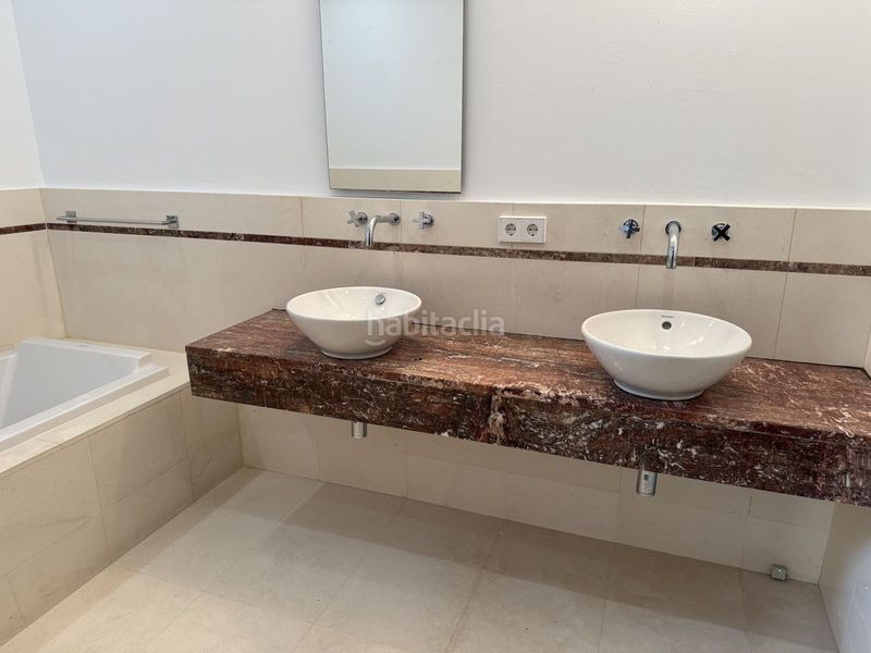 Foto bff8cbd8-5407-42aa-85dd-24e335c2c517. Casa adossada amb aparcament a Sierra Blanca Marbella