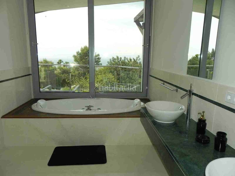 Foto f6be3b29-8053-4a4c-b801-4e5943d03eb4. Casa adossada amb aparcament a Sierra Blanca Marbella