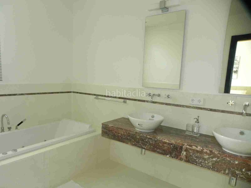Foto f82bcdb6-43c2-4eb7-a815-79f549838447. Casa adossada amb aparcament a Sierra Blanca Marbella