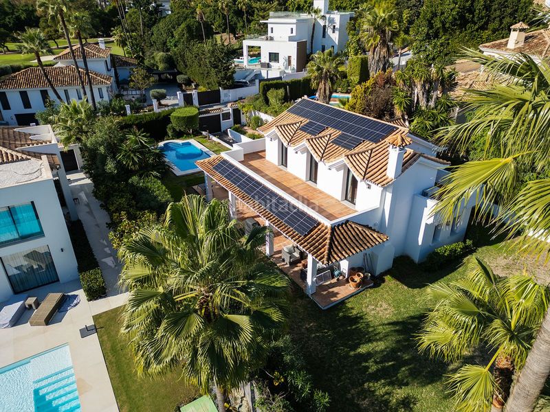 Foto b0898f7c-0511-4eec-bcd5-493fc74e5aec. Casa adossada amb aparcament a Las Brisas Marbella