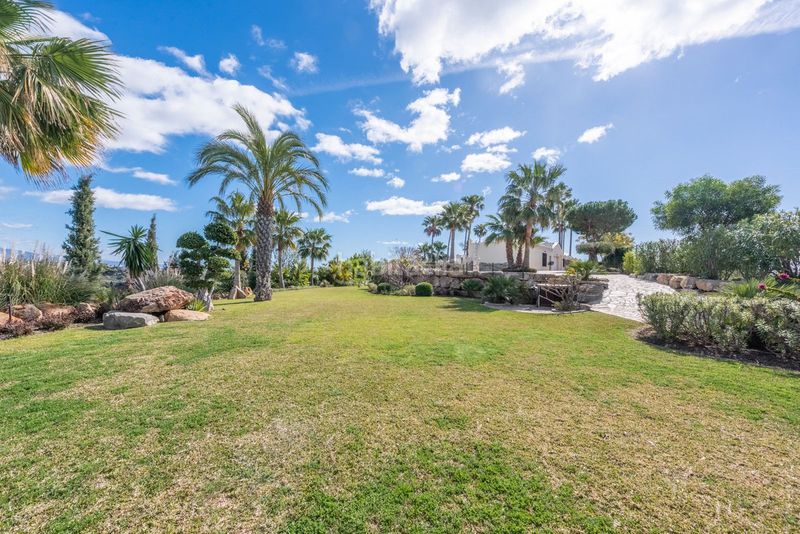 Foto 5d9bfe52-76b0-4354-a1bf-6cf3ac8da809. Casa adossada amb aparcament a Centro Estepona