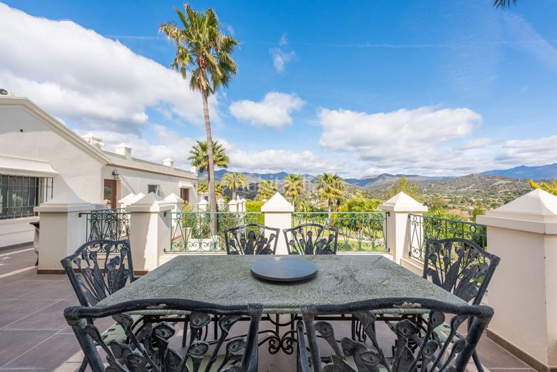 Foto c8c81d3d-5612-4f4c-8a3c-93284f893385. Casa adossada amb aparcament a Centro Estepona