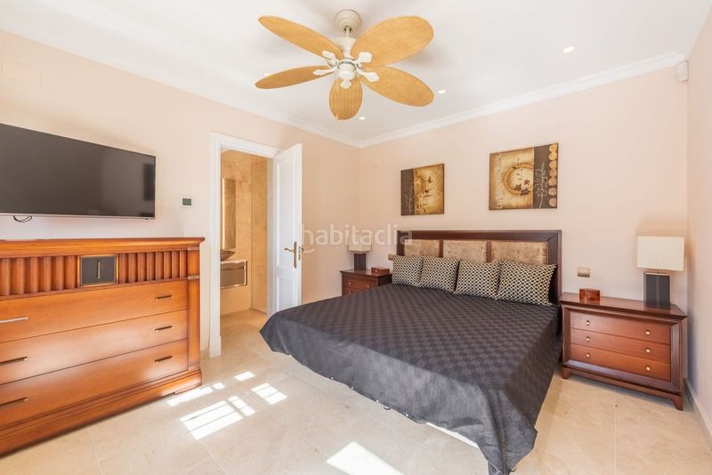 Foto c9ad9cdb-6c32-47b7-8707-cbc495048660. Casa adossada amb aparcament a Centro Estepona