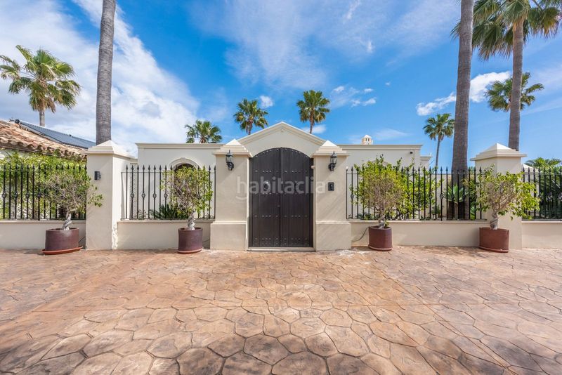 Foto f4266510-c3bf-4dc0-a75d-ec2bd52a551f. Casa adossada amb aparcament a Centro Estepona