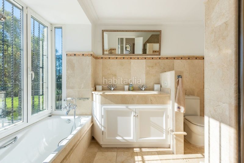 Foto 2f519344-2fc5-4c75-a906-5a76c40b2cbb. Casa adossada amb aparcament a Las Brisas Marbella