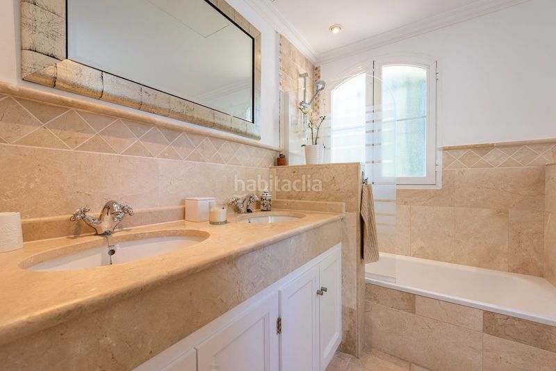 Foto 9c6f4a23-fc47-4668-8072-e78a3ade56a9. Casa adossada amb aparcament a Las Brisas Marbella