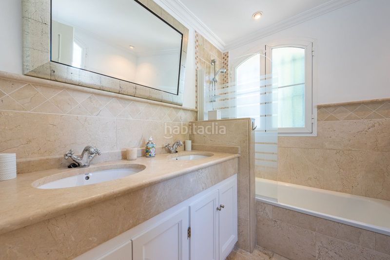 Foto cea30538-083b-46f5-9b78-7ae4e5abec6b. Casa adossada amb aparcament a Las Brisas Marbella