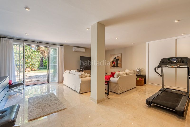 Foto d4111682-5a2f-4995-b89d-9bd5a76fcf4b. Casa adossada amb aparcament a Las Brisas Marbella