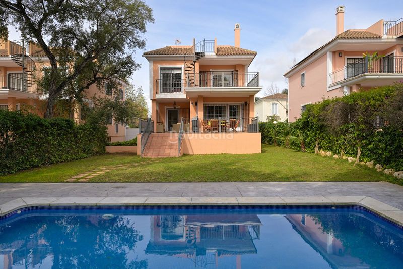 Foto 0548a2cc-4812-4479-944e-2e89e37a413f. Casa adossada amb aparcament a Elviria Marbella