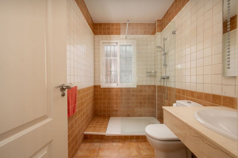 Foto 0a87e53d-82d3-450b-b6ec-04c4b6d07f75. Casa adossada amb aparcament a Elviria Marbella