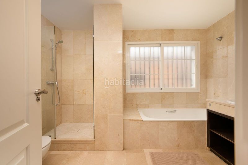 Foto 104d4e61-7adf-4f74-9f18-67fc4074d5a6. Casa adossada amb aparcament a Elviria Marbella