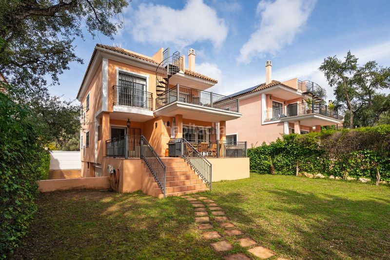 Foto 1bb9de8e-2023-49df-97ff-c390cd15b317. Casa adossada amb aparcament a Elviria Marbella