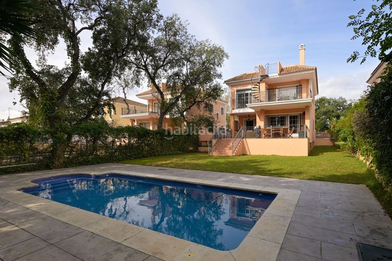Foto a82d8cdd-9a58-4b5e-8fa5-bf36eefd0540. Casa adossada amb aparcament a Elviria Marbella