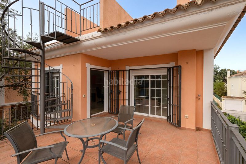 Foto a84ed61a-2f8a-4d25-aa21-3edbcda275aa. Casa adossada amb aparcament a Elviria Marbella