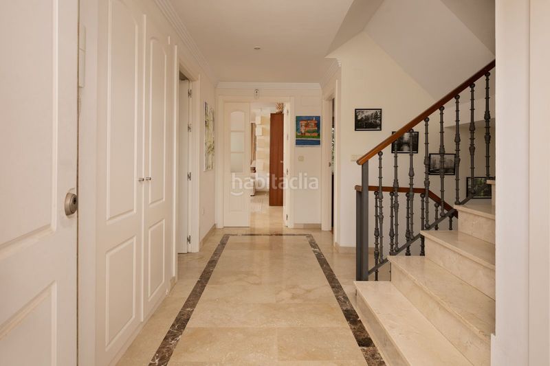 Foto dba7a54e-e3b2-4577-9407-3760079b2a35. Casa adossada amb aparcament a Elviria Marbella