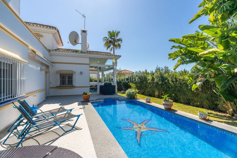 Foto c2ea152c-dd81-48e0-aeca-c2c76afa1693. Casa adosada en Marbesa Marbella