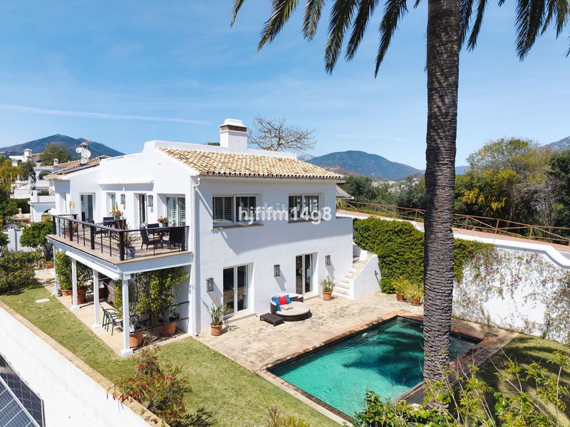 Foto d730083e-bb13-4b82-bdc4-cfb303446138. Maison jumelée dans Las Brisas Marbella