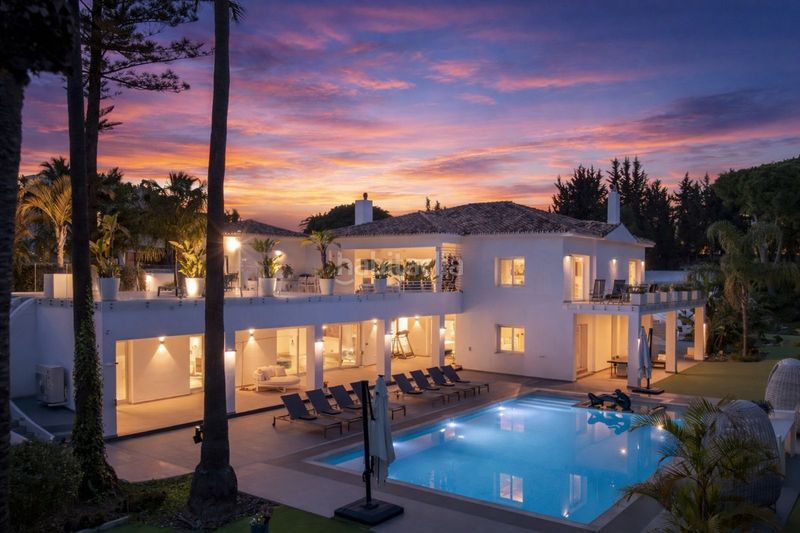 Foto b379b1b8-b13f-48e5-b733-fcf5332dfef8. Casa adossada amb aparcament a Nueva Atalaya Estepona