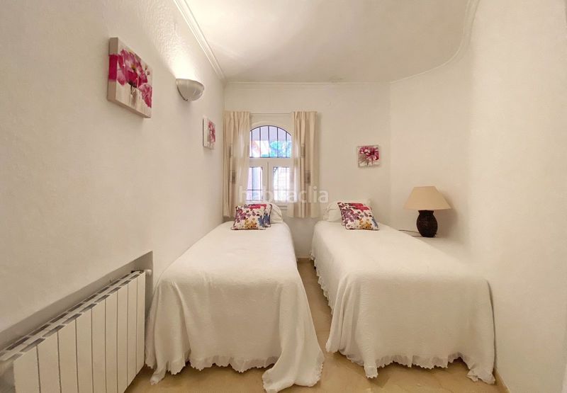 Foto 15d68b22-9602-4a8b-9ac7-4ae3ec9bcd3f. Casa adossada amb aparcament a Sierra Blanca Marbella