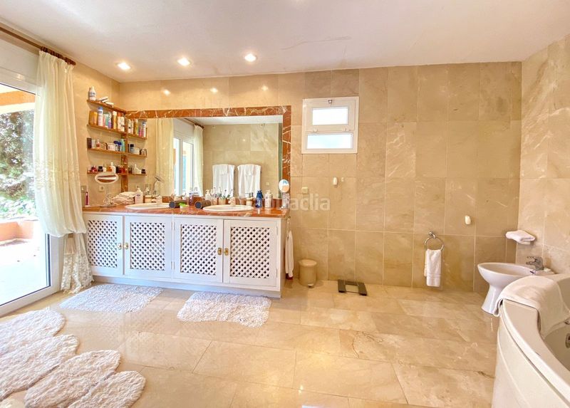 Foto c9c9ebd6-9e5b-4f01-a1f1-31a178515524. Casa adossada amb aparcament a Sierra Blanca Marbella