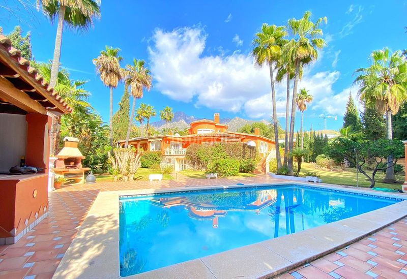 Foto cbf6ee0b-f765-4f3c-a900-9e70f112b9f9. Casa adossada amb aparcament a Sierra Blanca Marbella