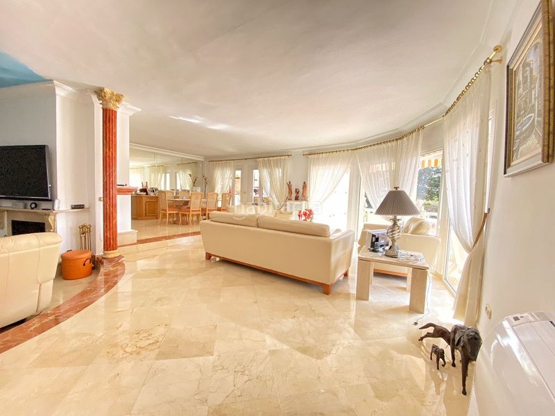 Foto d9b4cfe4-e639-400e-ae6c-0bb04b6bae61. Casa adossada amb aparcament a Sierra Blanca Marbella