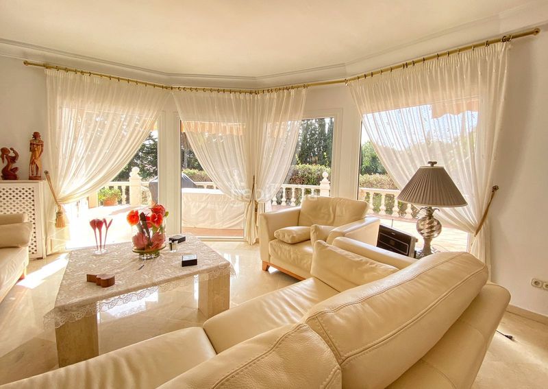 Foto f2231590-f7a7-4585-bfe8-615b8ee84d41. Casa adossada amb aparcament a Sierra Blanca Marbella