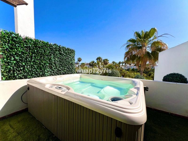 Foto 1059be88-5fef-4cec-8280-fd671ad63a07. Casa adossada a Centro Estepona
