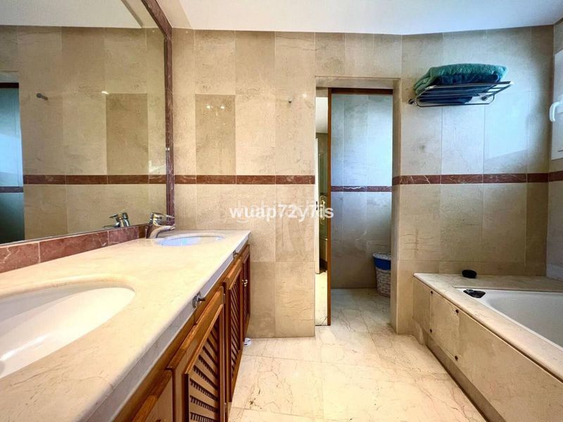 Foto 1d08a3f0-5e9d-44af-86dd-b23acfad94fa. Casa adossada a Centro Estepona