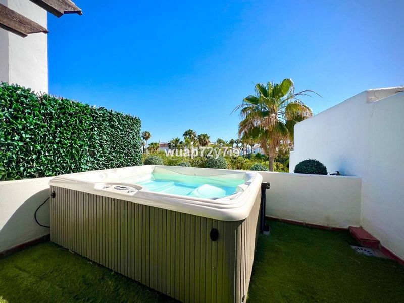 Foto eb86eb06-3ceb-45c9-ab4b-2ede20cc138f. Casa adossada a Centro Estepona