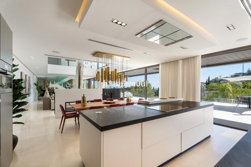 Foto f01de03a-8a70-4f90-a39c-202c53cc9f6e. Casa adossada a La Quinta Benahavís