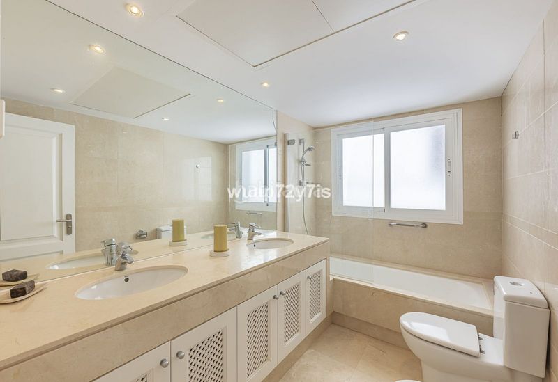 Foto da918b96-a3ae-4d7f-8ecd-5b243c790040. Piso en Las Brisas Marbella