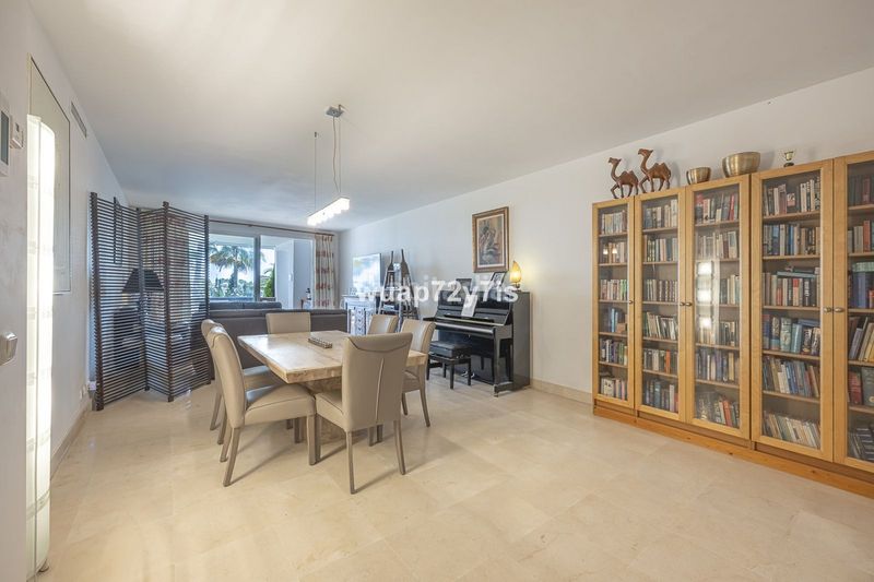 Foto f3598722-e429-48b5-9561-3eec1649fee4. Piso en Las Brisas Marbella