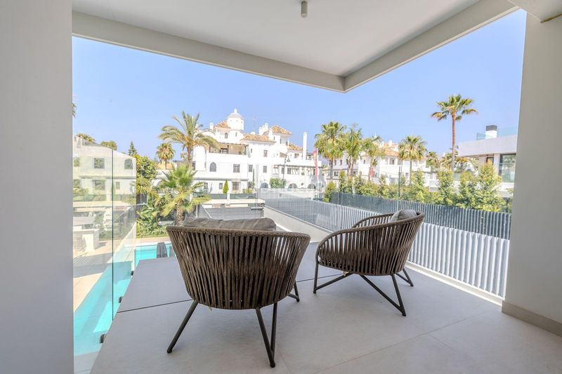 Foto ff95e4d4-dad4-4538-a7d9-a14b1d50d9c3. Casa adossada amb aparcament a Puerto Banús Marbella