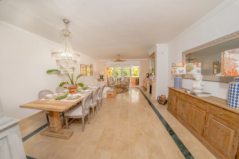 Foto b52fe630-6884-4578-92a2-cb0a3e9c722c. Casa adossada a Sierra Blanca Marbella