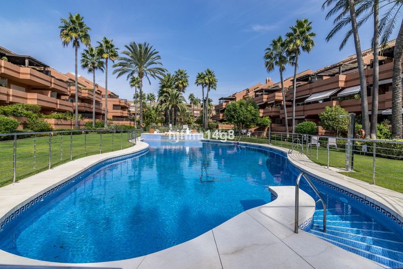 Foto af49e947-c77d-43f5-b3f8-a21199092cf0. Piso en Puerto Banús Marbella