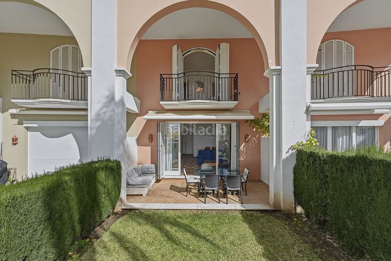 Foto 1017377d-2656-4c4d-9ba3-bed2d01aeb9f. Casa adossada amb aparcament a bahía de Marbella Marbella