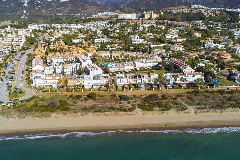 Foto 85b68391-2e20-46b7-ac56-87c9a667f258. Casa adossada amb aparcament a bahía de Marbella Marbella