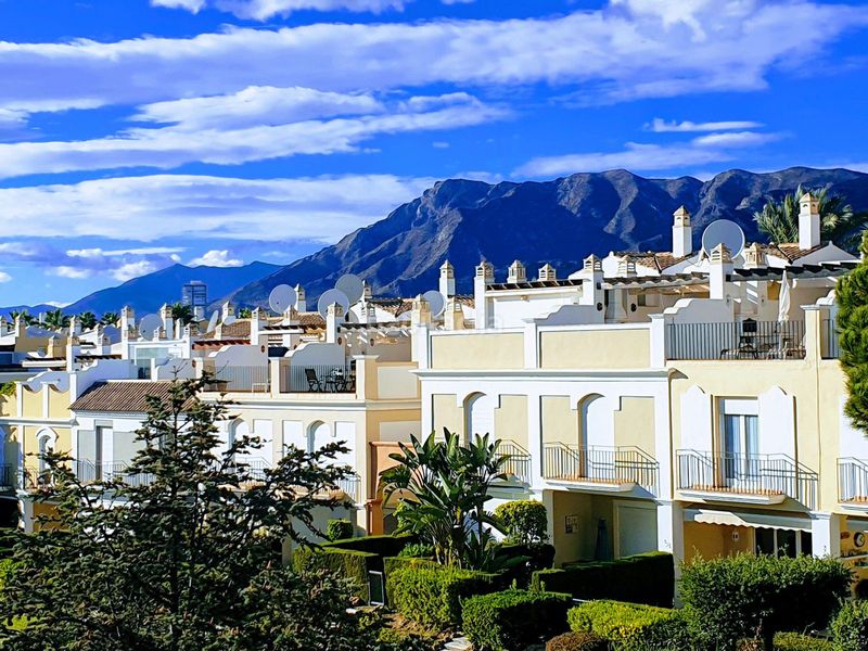 Foto ad7c141c-7671-42dd-8fb9-cadb3b072033. Casa adossada amb aparcament a bahía de Marbella Marbella