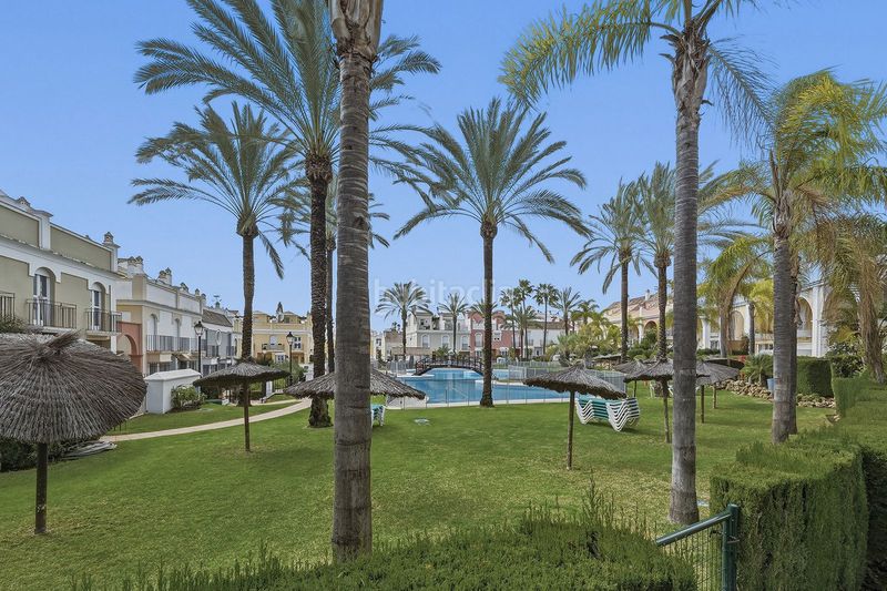 Foto d41a2ec4-37b0-4a5a-a9b3-f19d1aa72fcc. Casa adossada amb aparcament a bahía de Marbella Marbella