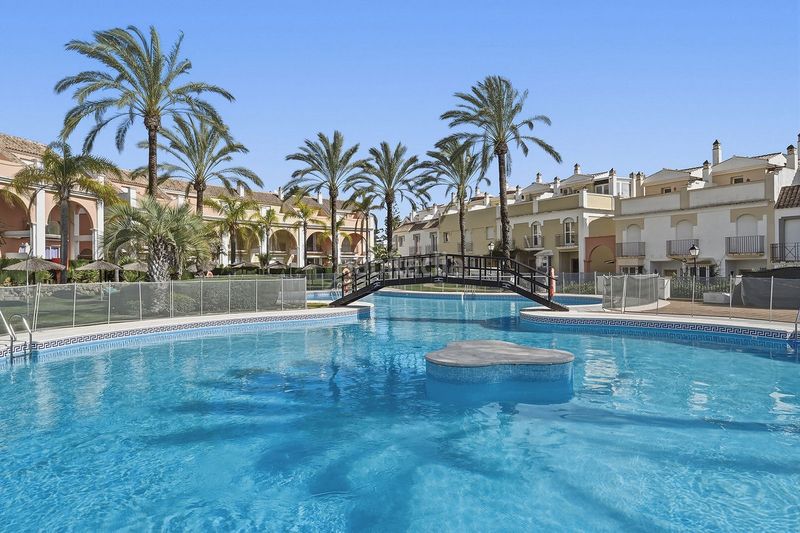 Foto e9b72612-dcb4-4775-a384-b8db5973f463. Casa adossada amb aparcament a bahía de Marbella Marbella