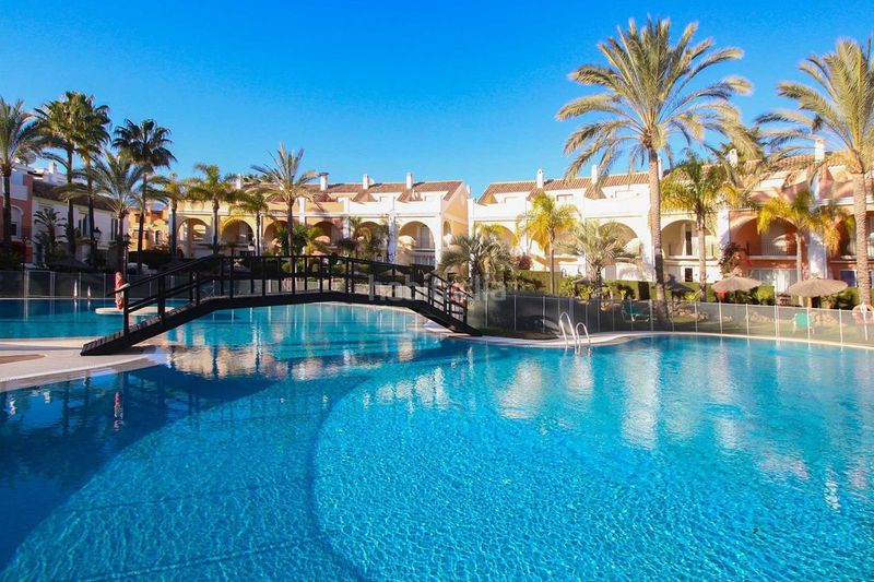 Foto fffb3c9a-4922-4e2e-a74f-57fde3bfcc30. Casa adossada amb aparcament a bahía de Marbella Marbella