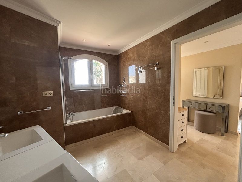 Foto 38d59c65-3c95-41fe-840f-ce0e1f5270b2. Casa adossada amb aparcament a La Concha - Resina Golf Estepona